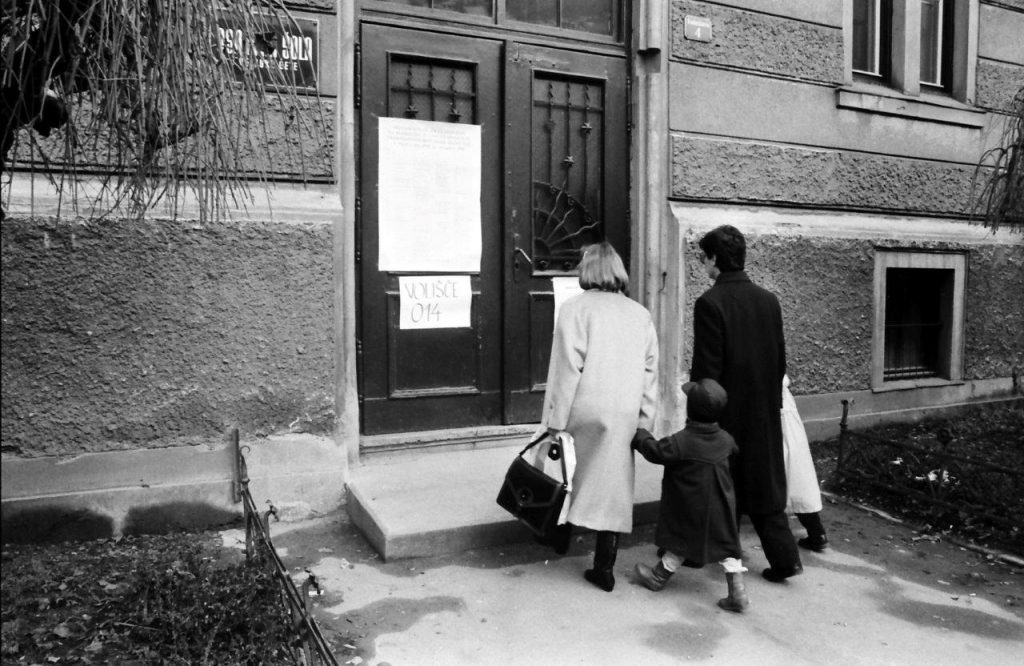 SI_ZAC_1395_004_0011_00007, Zbirka fotografij Sherpa, Plebiscit za samostojno Slovenijo, Prihod na volišče na Osnovne šole 1. celjske čete (III. osnovna šola), 1990