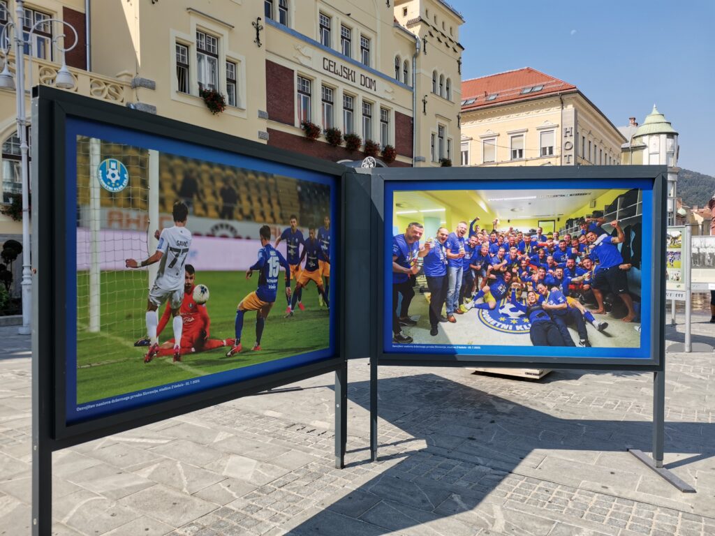Razstavni pano s fotografijami nogometašev