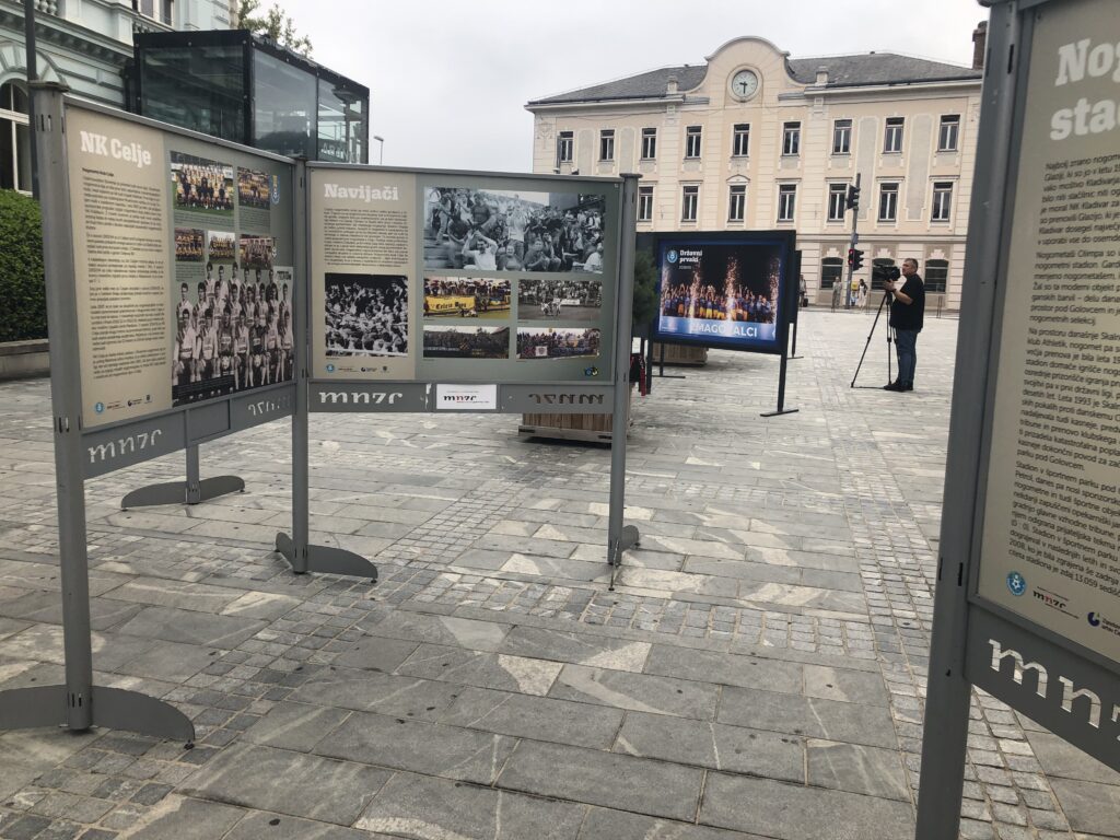 Razstavni pano s fotografijami nogometašev