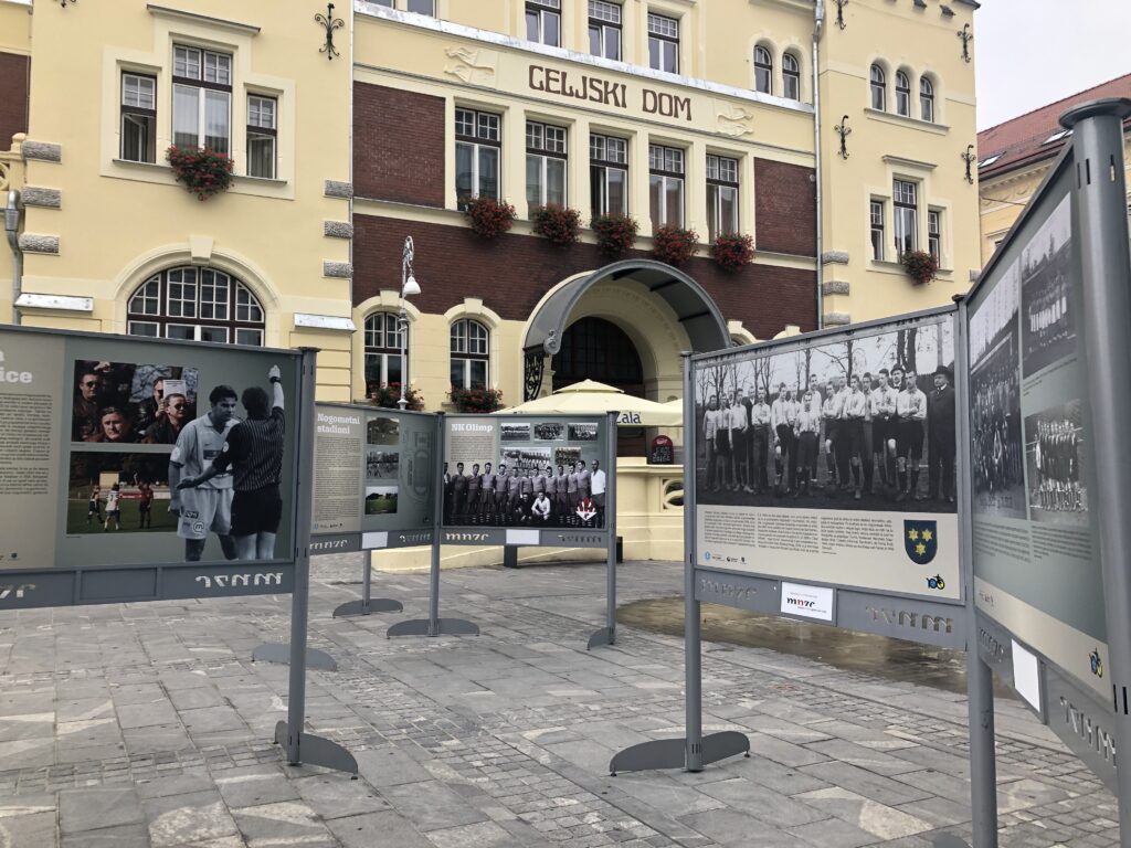 Razstavni pano s fotografijami nogometašev