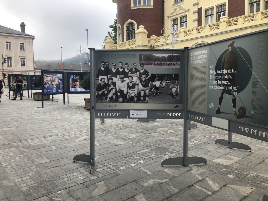 Razstavni pano s fotografijami nogometašev