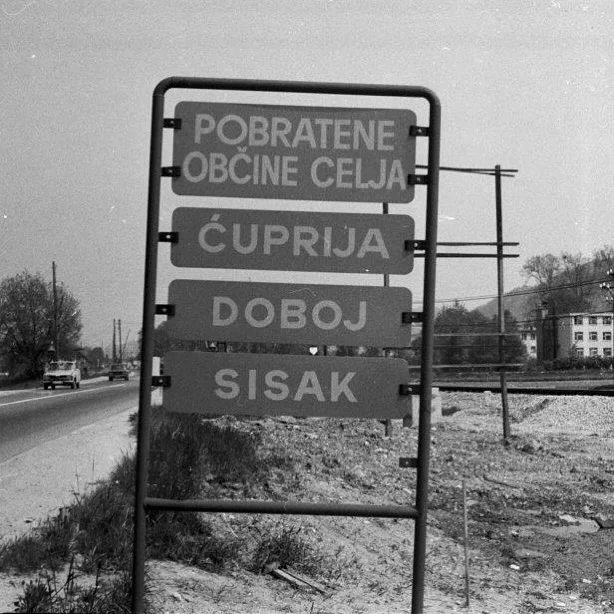🤝 Vstop v pobrateno Celje po Ljubljanski 🚗🚙
🧐 1979 #dekade70 #hisapisanihspominov
👉 SI_ZAC/1028/009/00194 Fotoeka Božič Milan 📸
