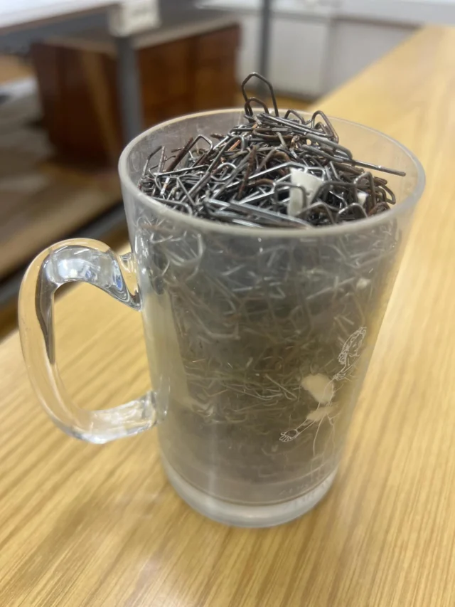 🤓 eno podaljšano…. #materialnovarstvo #arhivskogradivo 🥷 kovinski deli, plastika proč‼️