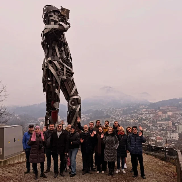 Sjerbus! 👋 Mitološko, kolektivno in arhivsko. ☝️
#ekipapisanihspominov pri Prometeju, med knapi, nad Trbovljami 🔥 Srečno ⛏️