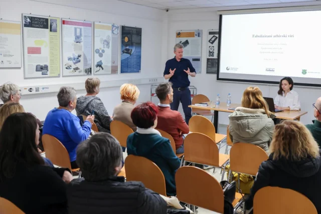 📸 Fabulizirani arhivski viri 🪄
🤔V Zgodovinskem arhivu Celje smo skupaj z Lucijo Pečnik preživeli zanimiv večer ob razmisleku, kako lahko arhivski dokumenti in drobci preteklosti zaživijo skozi živo zgodovinopisno pripoved – pristop, ki ga že vrsto let razvija tudi revija Zgodovina za vse.
👉Lucija Pečnik je danes zaposlena v @zgodovinskiarhivljubljana , v lanskem letu pa je kot sodelavka Zgodovinskega arhiva Celje podrobno uredila in popisala fond Krajevnega sodišča Blagovna. Med gradivom izstopa tudi primer roparskega umora iz zgodnjega 19. stoletja, ki obsega kar tri škatle sodnega preiskovalnega gradiva – zanimiv primer črne kronike, ki skozi arhivske dokumente razkriva zgodbo nekdanjega časa.
🤝Dogodek je nastal na pobudo in v sodelovanju Zgodovinskega društva Celje in revije Zgodovina za vse, Zgodovinskega arhiva Celje in @festival_fabula – literatura sveta.
📷 Andraž Purg