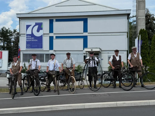 🎥🚲 Celje je gostilo snemanje priznane oddaje Invitation au Voyage, ki nastaja v produkciji francosko-nemškega kulturnega televizijskega kanala ARTE. Gre za eno najbolj prepoznavnih evropskih kulturnih in potopisnih oddaj, ki gledalcem po vsem svetu približuje kraje, zgodovino in raznolike zgodbe.
🧐 V eni izmed prihodnjih epizod bo predstavljena tudi zgodovina kolesarstva in njegov vpliv na slovensko družbo.
🙏 Posebna zahvala gre članom Šentjurskega kluba starodobnikov Večno mladi, ki so s svojo energijo, pristnostjo, bogatim znanjem in skrbno ohranjenimi starodobnimi kolesi soustvarili čudovite kadre dokumentarca. Brez njihovega navdušenja takšna zgodba ne bi bila enaka.
😇 Ponosni smo, da bomo lahko delček naše dediščine predstavili milijonom gledalcev po Evropi ter pokazali, da zgodovina živi tudi na ulicah, med ljudmi in na dveh kolesih. Hvala vsem, ki ste bili del tega posebnega snemanja! 🚲✨
@arte_invitation