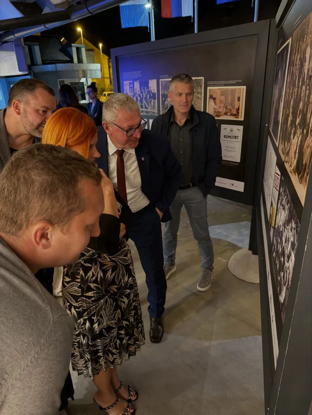 📜 Šmartno ob Paki v dokumentih…
🤔 Kako je bilo videti Šmartno ob Paki nekoč? Kdo so bili njegovi prebivalci, kako so živeli, delali, se izobraževali, družili in ustvarjali?
📍 Na ploščadi pred vhodom v Občino Šmartno ob Paki je od 25. 9. do 15. 11. 2026 na ogled razstava »Šmartno ob Paki v dokumentih Zgodovinskega arhiva Celje«.
🧐 Razstava prinaša raznolik izbor arhivskega gradiva – od kupnega pisma iz leta 1764, starih zemljevidov, načrtov in šolskih dokumentov do razglednic, fotografij, poštnih žigov ter gradiva o kulturi, športu, društvenem življenju, gospodarstvu in vsakdanjem življenju Šmarčanov.
🤝 Razstava je nastala v produkciji Občine Šmartno ob Paki, @muzejvelenje in Zgodovinskega arhiva Celje, avtor razstave je dr. Bojan Himmelreich.
😎 Vabljeni k ogledu!