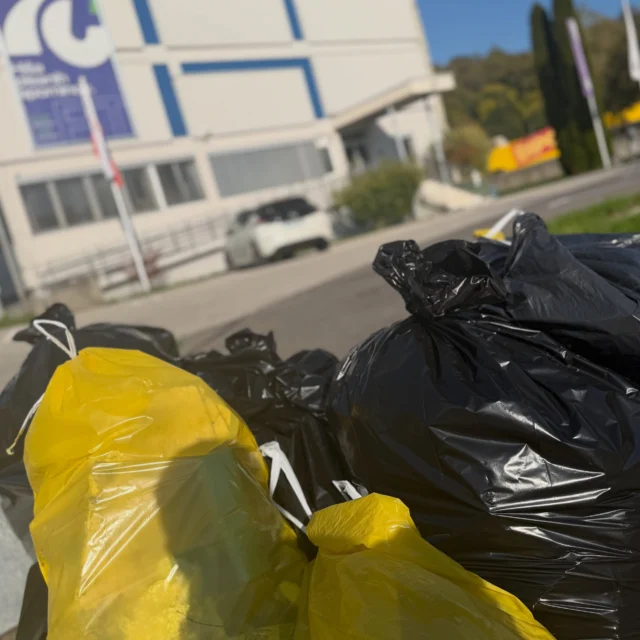 🗑️ #ekipapisanihspominov je danes v okviru cistilne akcije nabrala kar nekaj vreč smeti iz širše okolice. Pa to ni vse. Kaj vse smo nabrali pa tudi ni ravno za razkazovanje 🤔